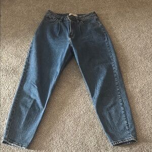 Women’s Abercrombie and Finch - Curve love Mom jeans in a dark wash!